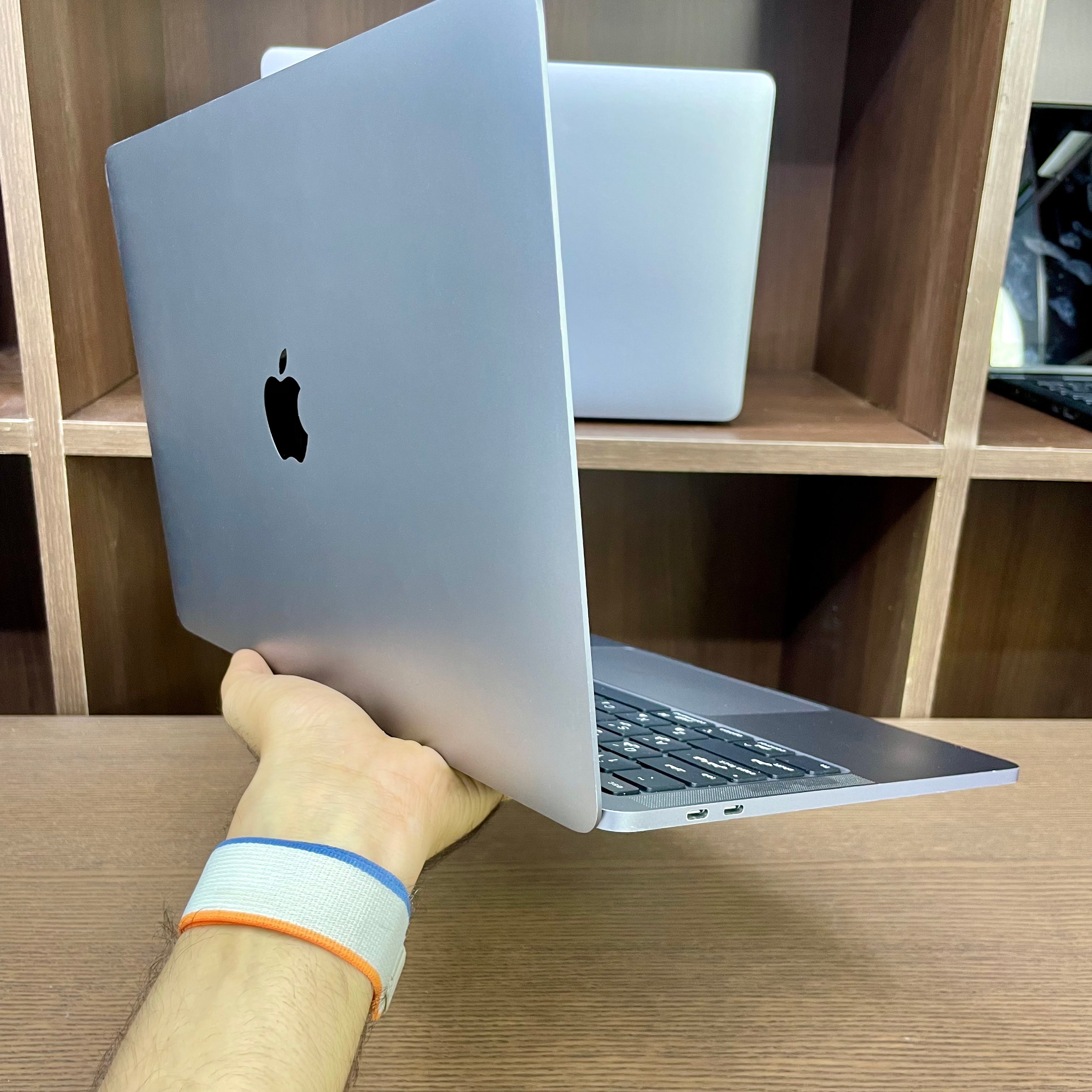 Apple - A2289 / MacBook Pro 13 - i7 Processor - 16GB Memory